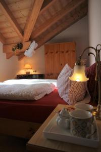 菲耶梅堡里兹住宿加早餐旅馆的一间卧室配有一张床和一张带台灯的桌子