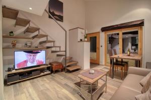 采尔马特阿伯克斯木屋旅馆的客厅设有平面电视和楼梯。