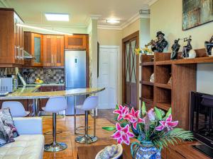 拉克鲁斯完美公寓的厨房以及带桌椅的起居室。