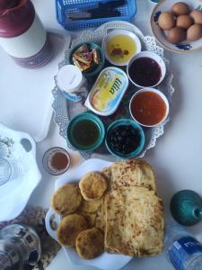 TacheddirtGite Angour Tacheddirt的一张桌子,上面放着一盘食物,包括鸡蛋和面包