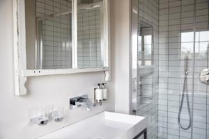 赫特福德赫特福德酒店的白色的浴室设有水槽和淋浴。