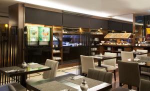 里斯本特里姆阿拉萨尔达尼亚酒店 的一间带桌椅的餐厅和一间酒吧