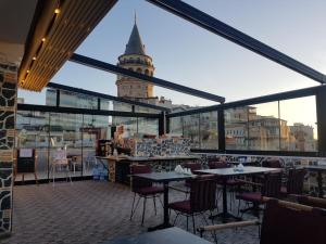 伊斯坦布尔Galatower Hotel的享有钟楼景致的餐厅