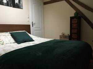 DamvilleDétente en Normandie的卧室配有绿毯