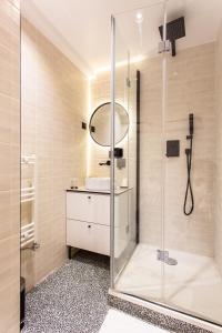 巴黎CMG Résidence Canal Saint-Martin / Vellefaux的带淋浴和盥洗盆的浴室