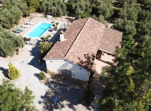 波索阿尔孔Casa Rural El Parral, Sierra Cazorla的享有带游泳池的房屋的空中景致