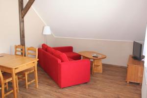 Łączna斯隆兹那扎格洛达阳光岭农家乐的客厅配有红色的沙发和桌子