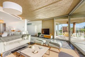 圣胡安海滩Villa Abama Belle Vue的带沙发和电视的客厅