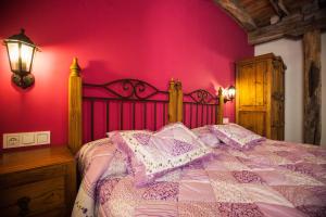 BerrobiArkaitza的一间卧室配有一张粉红色墙壁的床