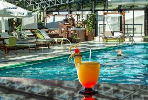 蒙得维的亚蒙得维的亚维多利亚广场雷迪森酒店的坐在游泳池旁的桌子上喝一杯