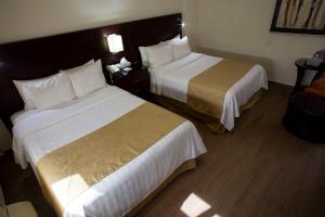 蒙特雷蒙特雷中心贝斯特韦斯特酒店的酒店客房带两张床和电话