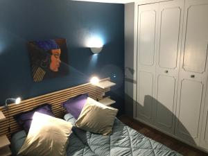 La RivièreAU PIED DU VERCORS TOUT EST PERMIS的一间卧室配有一张壁画床