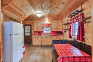 谢弗湖Elevation Station的厨房配有木制橱柜和白色冰箱。