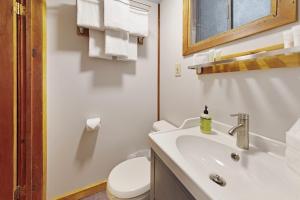 加文门特营Cozy Cabin in Government Camp的浴室配有白色水槽和卫生间。