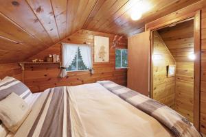 加文门特营Cozy Cabin in Government Camp的小木屋内一间卧室,配有一张床