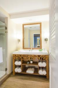 伯锡尔城Margaritaville Resort Casino的浴室配有盥洗盆、镜子和毛巾