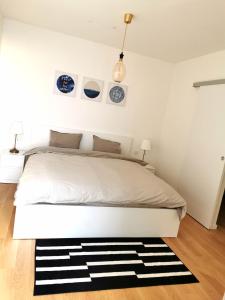 维也纳Apartment am Belvedere Vienna的卧室配有一张大床,铺有黑白色地毯。