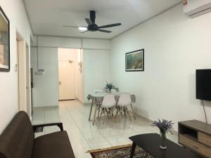 哥打巴鲁Medina Homestay, Wakaf Che Yeh的客厅配有桌子和吊扇