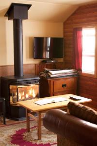 班夫山坡简易别墅的客厅设有炉灶和壁炉。