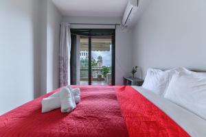 帕特雷3BD Apartment in the Center的一间卧室配有红色的床和毛巾