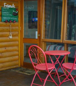 麦克拉伦谷麦克拉伦谷友人住宿加早餐旅馆的庭院里设有两张红色的椅子和一张桌子