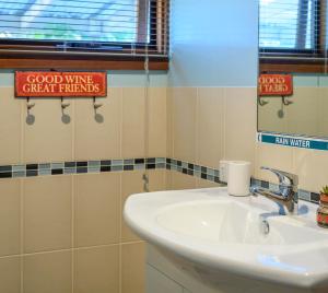 麦克拉伦谷麦克拉伦谷友人住宿加早餐旅馆的浴室设有白色水槽和镜子