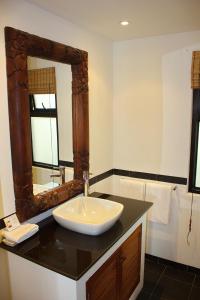 卡马拉海滩Kamala Beach Estate Apartment - SHA PLUS的一间带水槽和镜子的浴室