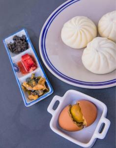 杭州杭州梵云客栈的一张桌子,上面放着两盘食物