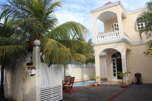 佩雷贝勒EHolidays Villa的前面有棕榈树的白色房子