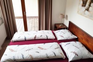 QuartenFerienwohnung Resort Walensee 98 - Seehöckli的小型客房 - 带2张床和窗户