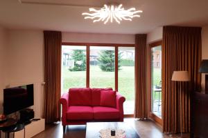 Ferienwohnung Resort Walensee 98 - Seehöckli的休息区