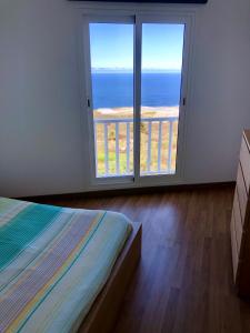弗龙特拉Vv Bimba的卧室设有海景大窗户