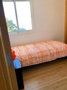 弗龙特拉Vv Bimba的一张位于带窗户的房间的床