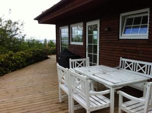 奥本罗阁楼度假屋的房屋内带桌椅的木制甲板