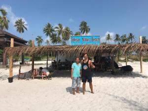 瓜隆岛Soksan Natura Beach的站在海滩上的男人和男孩