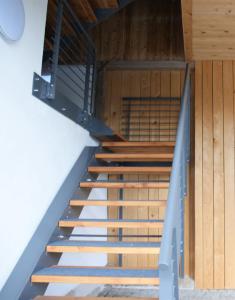 ZapfendorfResidenz Nr.6的木墙和木地板客房的楼梯
