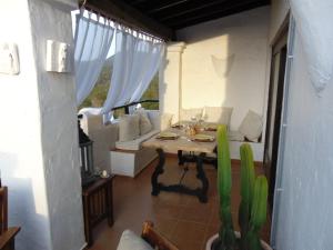 圣何塞德萨塔莱阿Casa Sol & Mar的客厅配有桌子和沙发