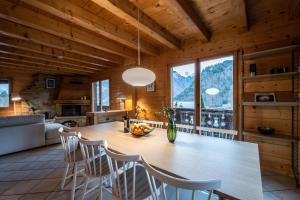 莫尔济讷Chalet Doux Abri Morzine - by EMERALD STAY的厨房以及带桌椅的用餐室。