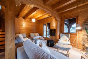 莫尔济讷Chalet Doux Abri Morzine - by EMERALD STAY的小木屋内的客厅配有沙发和椅子
