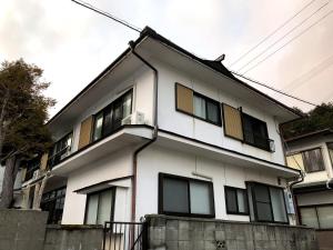 高野山Guest House hachi hachi的白色的建筑,窗户在建筑的一侧