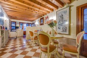 威尼斯Hotel Bernardi Semenzato的厨房以及带桌椅的用餐室。