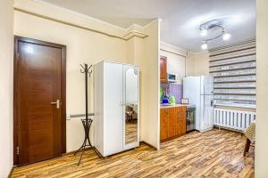阿拉木图Апартаменты Орбита-2, 11的带冰箱的厨房和木地板