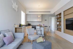 特拉维夫Italian design apartment in Rotchild /habima的带沙发的客厅和厨房