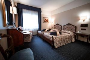 博特美景酒店客房内的一张或多张床位