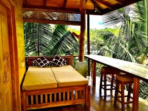 坦加拉宁静小木屋的配有长凳、桌子、桌子和桌子的房间