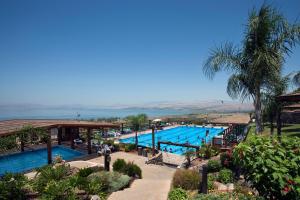 莫沙夫拉莫特拉莫特度假酒店的享有度假村游泳池的景致