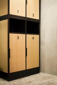 曼谷BED STATION Hostel Ratchthewi的一排带号码的木制储物柜
