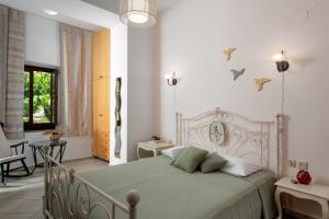 普林斯Aura Traditional Apartment的卧室配有一张带绿毯的白色床
