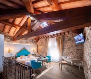VagliaAgri Resort & SPA Le Colline del Paradiso的卧室配有一张床和一张桌子及椅子