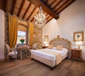 VagliaAgri Resort & SPA Le Colline del Paradiso的一间卧室配有一张床、一张桌子和一个吊灯。